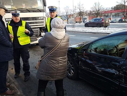 Ciężarówka uderzyła w auto kaliskiego posła ZDJĘCIA