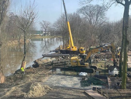 Ciężki sprzęt nad rzeką. Duże zmiany na tym odcinku Ciężki sprzęt nad rzeką. Duże zmiany na tym odcinku