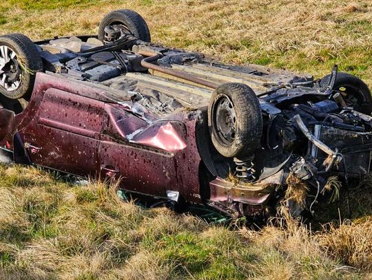 Citroen wypadł z drogi i zatrzymał się na dachu ZDJĘCIA