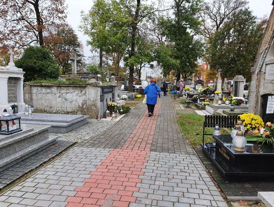 Cmentarze ponownie otwarte. Kaliszanie odwiedzają groby bliskich, ale tłumów nie ma