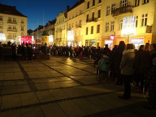 Coca Cola w Kaliszu. Awantura seniorów w kolejce do ciężarówki WIDEO