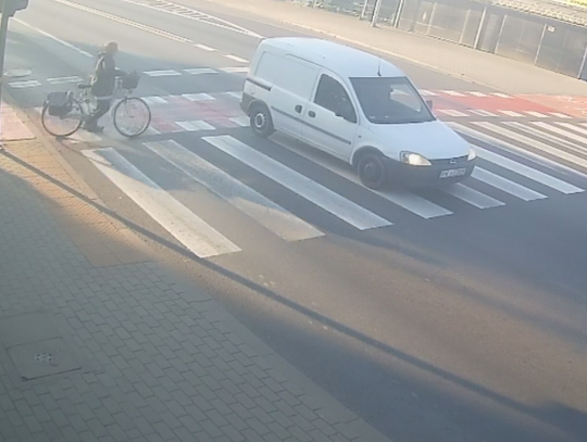 Cofając potrącił pieszą i odjechał. Policja publikuje zdjęcie auta