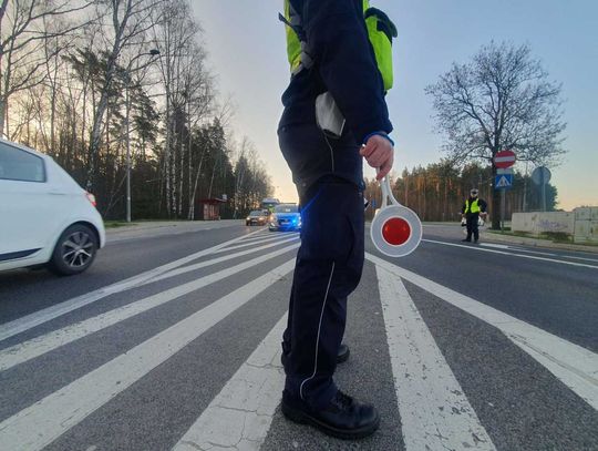 Cofnięte uprawnienia nie stanowiły dla niego żadnej przeszkody. Wpadł jadąc na skuterze