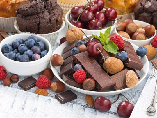 Cola, gorzka czekolada, jagody? Sprawdzamy, które domowe sposoby na biegunkę naprawdę działają Cola, gorzka czekolada, jagody? Sprawdzamy, które domowe sposoby na biegunkę naprawdę działają