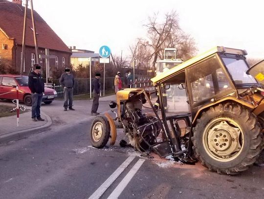 Cysterna staranowała ciągnik rolniczy. Traktor rozpadł się na dwie części ZDJĘCIA