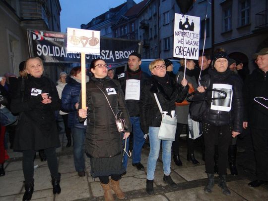 „Czarny Piątek” przed siedzibą kaliskiego PiS ZDJĘCIA