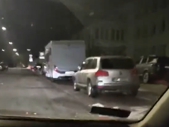 CZEKAJĄ dzień i noc, są nawet kamperami! Za czym ta kolejka?