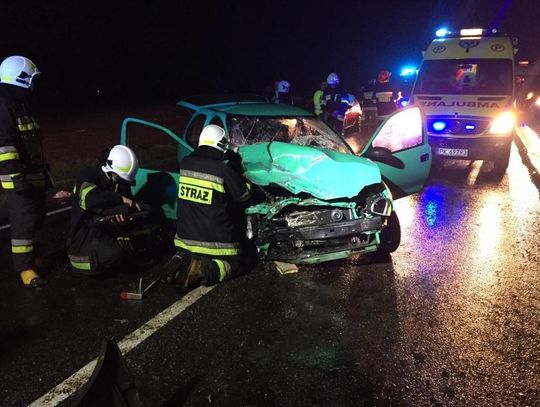 Czołowe zderzenie bmw i opla Corsy ZDJĘCIA