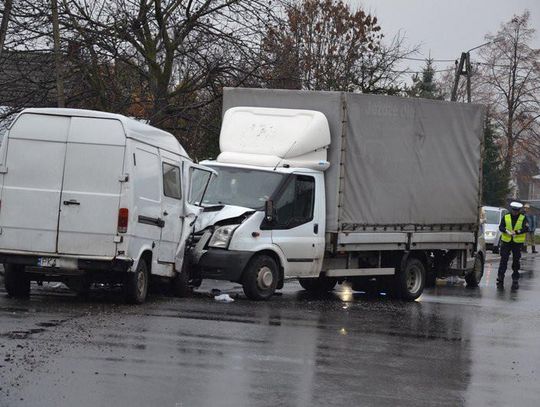 Czołowe zderzenie busa z dostawczakiem ZDJĘCIA