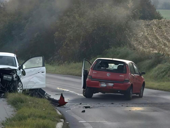 Czołowe zderzenie dwóch aut. Cztery osoby poszkodowane, w tym DWOJE dzieci