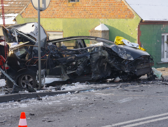 Czołowe zderzenie na krajówce. Osobówka zmiażdżona, kierowca w szpitalu Czołowe zderzenie na krajówce. Osobówka zmiażdżona, kierowca w szpitalu