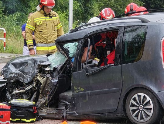 Czołowe zderzenie skody z cysterną. Lądował LPR