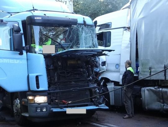 Czołowe zderzenie TIR-ów. Trasa nr 470 zablokowana ZDJĘCIA