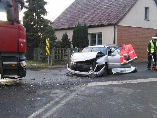 Czołowe zderzenie z TIR-em. Jedna osoba nie żyje ZDJĘCIA