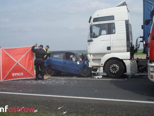 Czołowe zderzenie z TIR-em. Kierowca w stanie ciężkim ZDJĘCIA