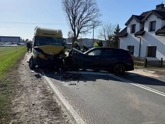 Czołówka na krajówce. Mercedes wbił się w autolawetę