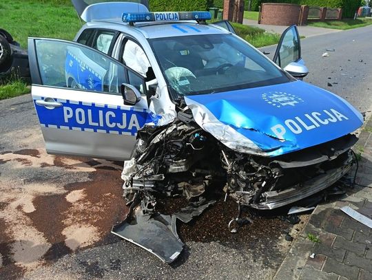 Czołówka z radiowozem. Kierowca chciał uciec policji