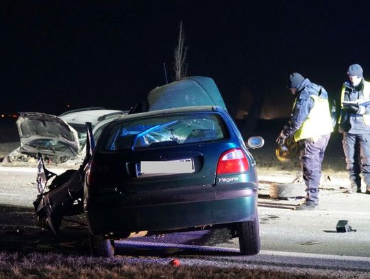 Czołówka i dwa samochody w rowie. Groźna kolizja w Brzeziu ZDJĘCIA