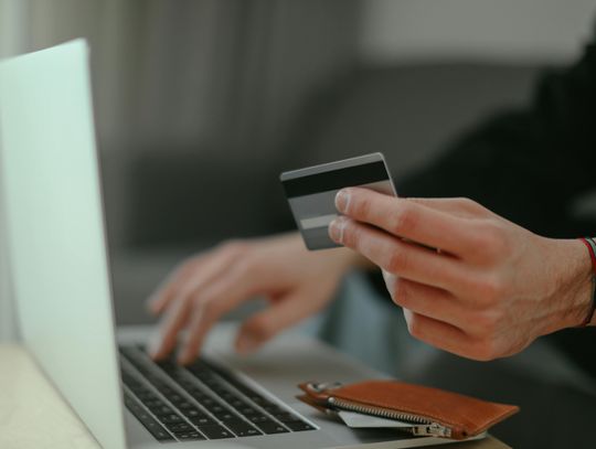 Czy konto w banku da się dziś założyć bez wychodzenia z domu? Sprawdzamy