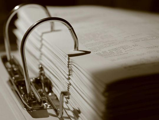 Czy lepiej archiwizować dokumenty firmy we własnym archiwum, czy zlecić usługę firmie zewnętrznej?