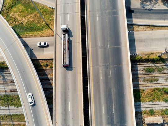 Czy transport krajowy może być tańszy niż własna flota? Analiza korzyści i kosztów