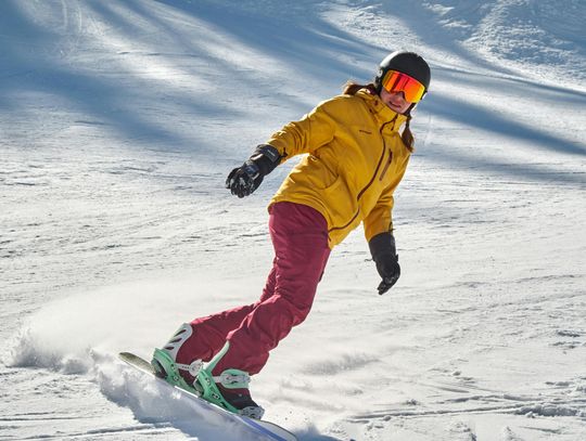 Czym różni się jazda na nartach od jazdy na snowboardzie? Wyjaśniamy