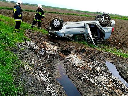 Dachował w polu ZDJĘCIA