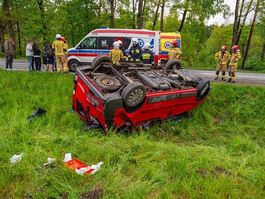 Dachowanie busa. W środku sześć osób i pijany obcokrajowiec