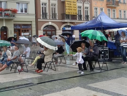 Deszczowy początek Muzycznego Rynku ZDJĘCIA