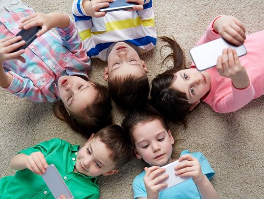 Zakaz smartfonów? Kolejna rewolucja w szkołach!