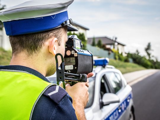 Dojrzała kobieta pędziła przez wieś ponad setką. Rajd przerwała policja