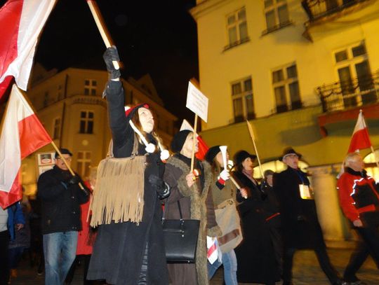 „Dość łamania prawa. Wolne media”. Manifestacja KOD pod biurem PiS