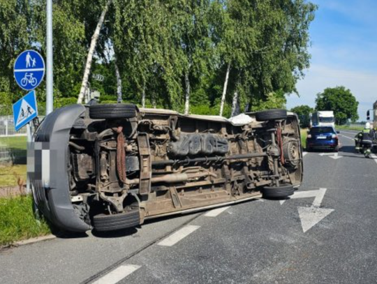 Dostawczak przewrócił się na bok. Kobieta trafiła do szpitala