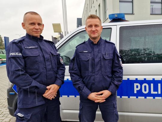 Dramatyczna akcja przy ul. Częstochowskiej. Policjanci uratowali seniorów z płonącego mieszkania