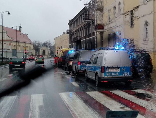 Dramatyczne sceny na pl. Kilińskiego w Kaliszu. Mężczyzna zaatakowany siekierą na ulicy