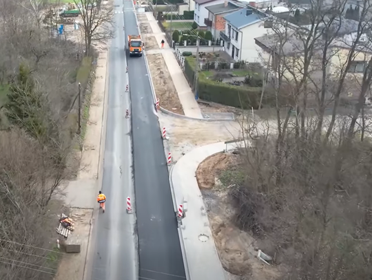 Droga w fatalnym stanie. Trwa jej rozbudowa