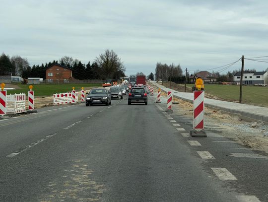 Droga zwężona, prace trwają. Kiedy to się skończy?