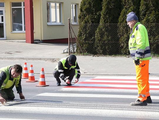 Drogowcy odświeżają przejścia dla pieszych na ul. Częstochowskiej ZDJĘCIA