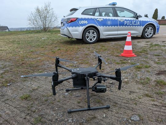 Dron nad przejazdem kolejowym. Zatrzymany 15- latek na skuterze