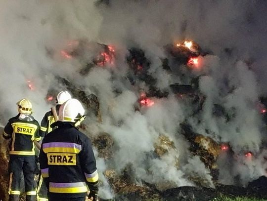 Drugi pożar stogu słomy w Trojanowie koło Kalisza. Strażacy: wszystko wskazuje na podpalenie