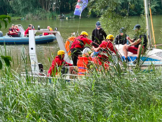 Dryfująca żaglówka i poszkodowani w wodzie. Tak ćwiczyli ratownicy w Szałem