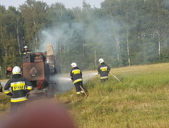 Duże straty po pożarze kombajnu. Maszyna spłonęła doszczętnie ZDJĘCIA