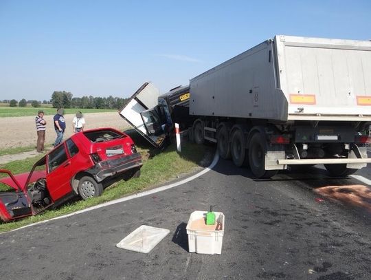 Dwa TIR-y uderzyły w osobówkę. Są ranni. ZDJĘCIA