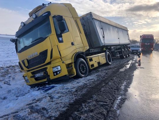 Dwie ciężarówki i bus w rowie. Były spore utrudnienia