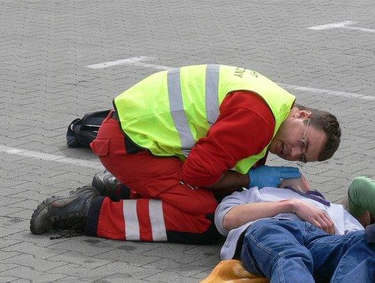 Dzień chorych na epilepsję. Jak pomóc osobie, która dostała ataku drgawek? WIDEO