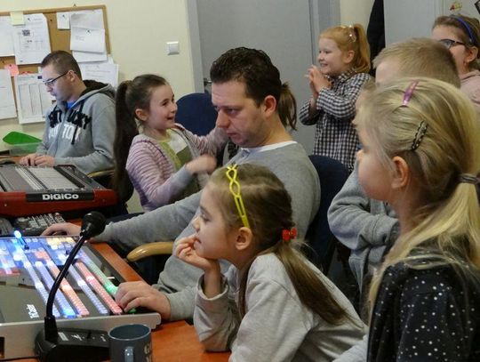 „Dziennikarz powinien być wesoły”. Dzieci z wizytą w naszej redakcji ZDJĘCIA