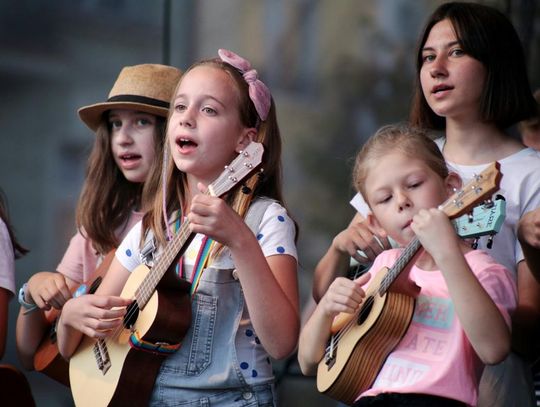 Dźwięki ukulele wybrzmiały na kaliskim rynku ZDJĘCIA