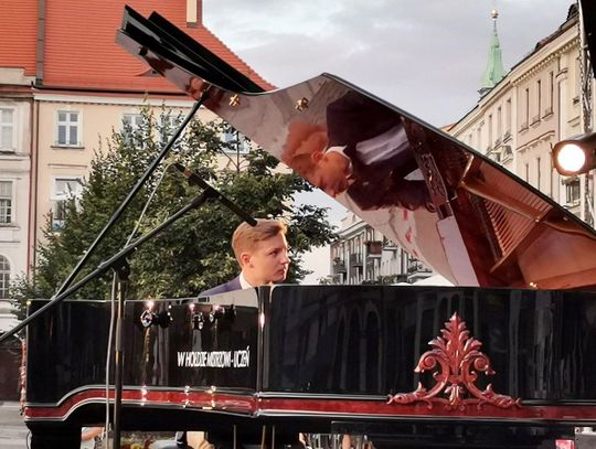 Dźwięki zabytkowego fortepianu Fibigera na kaliskim Głównym Rynku WIDEO I ZDJĘCIA