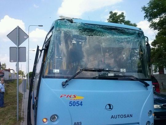 Dźwig wjechał w autobus, kierowca (dziś już drugi) stracił prawo jazdy