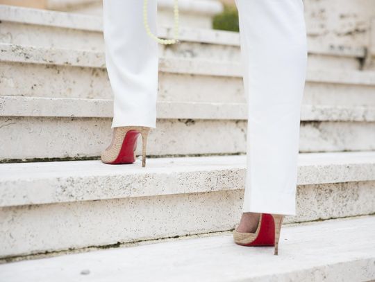 Eleganckie szpilki do pracy – jak połączyć styl z komfortem?